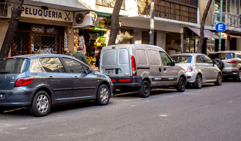 En calles periféricas, se permitirá el estacionamiento en ambas manos durante las 24 horas