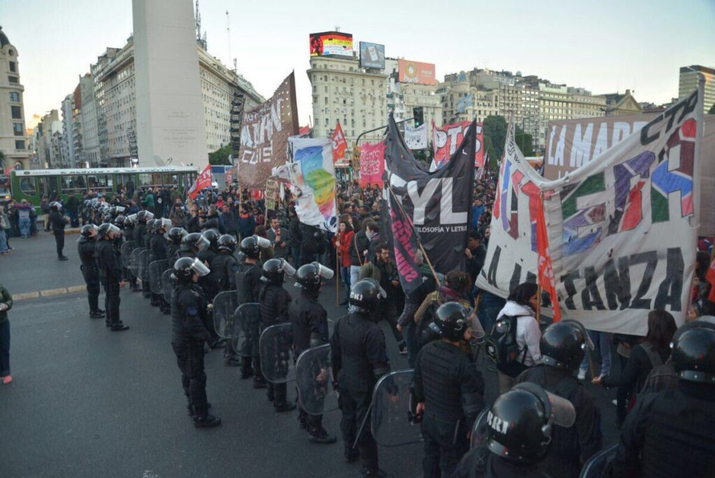 Movimientos sociales exigen una “paritaria social” del GCBA y se movilizan frente al Obelisco