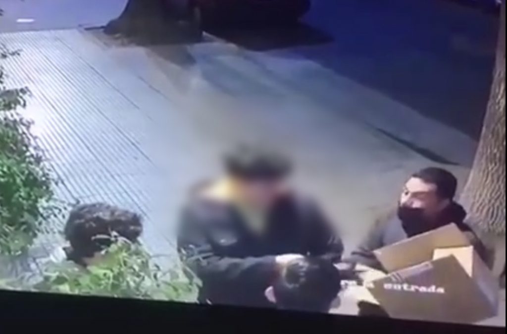 Video: el asalto de un hombre a tres menores en Cabildo y Juana Azurduy quedó registrado por las cámaras de seguridad
