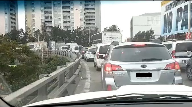 El “Camionazo” al Obelisco por la falta de gasoil generó demoras en Puente Pueyrredón