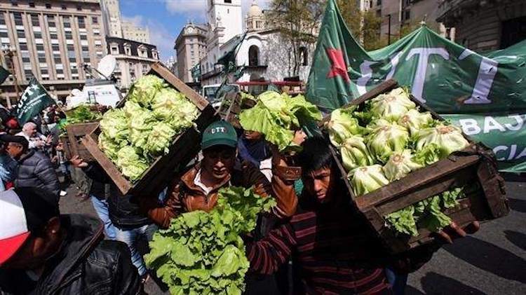 “Verdurazo” en Plaza de Mayo: la UTT dona 20.000 kilos de alimento por la Ley de Acceso a la Tierra