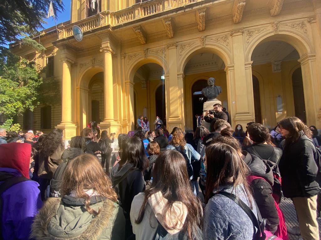 Balvanera: “Frazadazo” en el Mariano Acosta bajo el lema “Con frío no se puede estudiar”