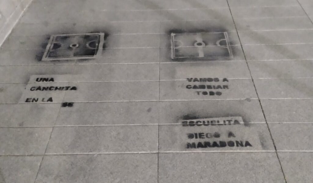 Manzana 66: alerta vecinal por pintadas que piden una cancha en la plaza de Belgrano y Jujuy