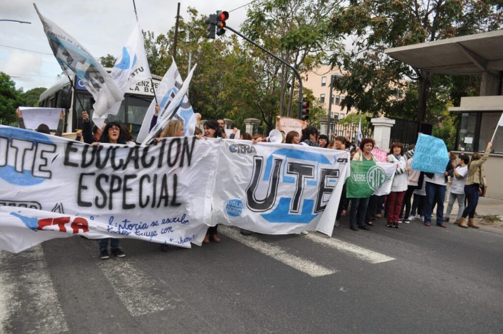 Marcha de docentes a la Jefatura porteña en defensa de la educación especial y del Palacio Ceci