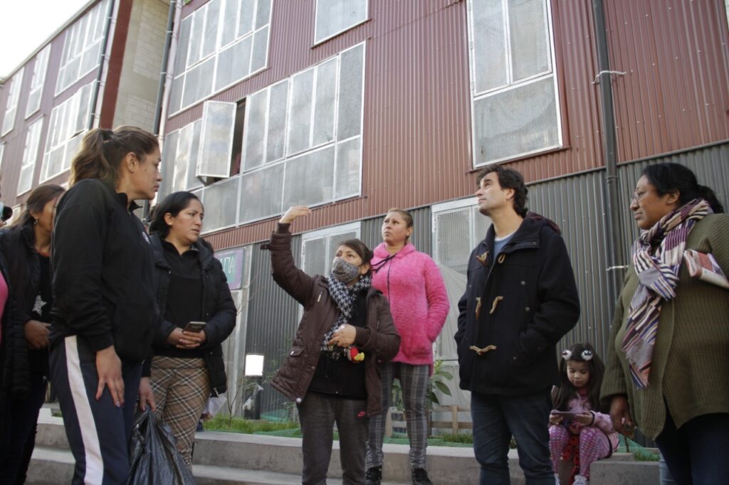 Solano recorrió el Barrio 31 y los vecinos se quejaron por deficiencias en las casas del proceso de integración urbana