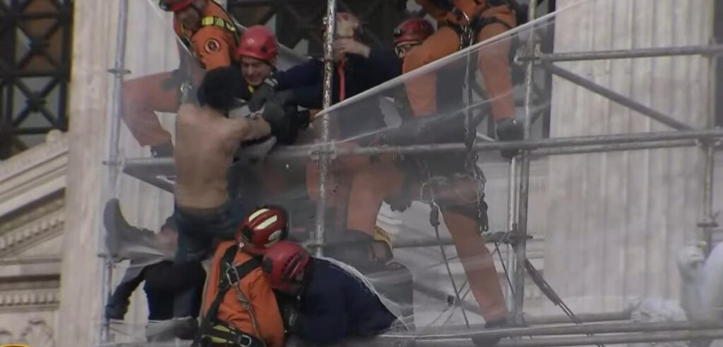 Rescataron a un expolicía que amenazó con tirarse de un andamio del Congreso