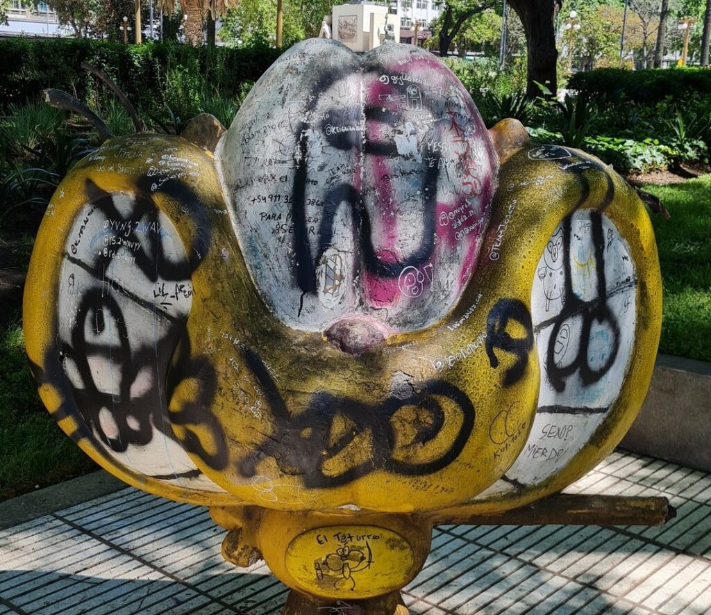 Nik denuncia que “no es vandadismo casual” el daño a la estatua de Gaturro en el Parque del Bajo