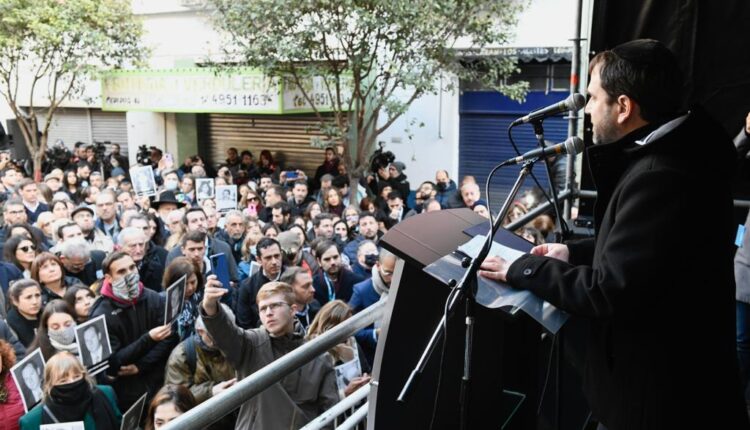 A 28 años del atentado a la AMIA, hubo un acto frente a la mutual de Once y en Plaza Lavalle a cargo de Memoria Activa