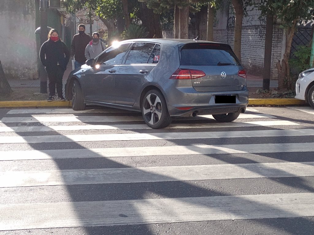 Indignación por un auto estacionado sobre una senda peatonal y rampa de accesibilidad en Saavedra