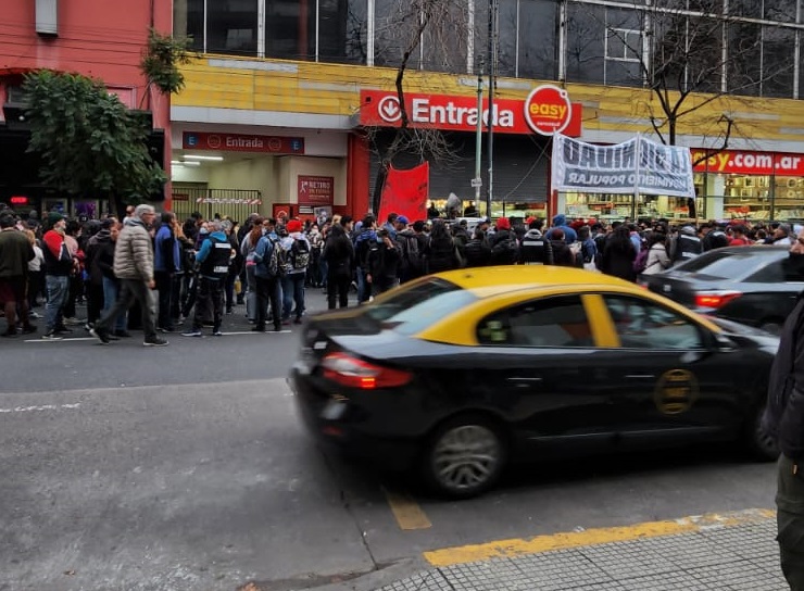 Cartoneros y movimientos sociales protestaron frente al Easy de Almagro