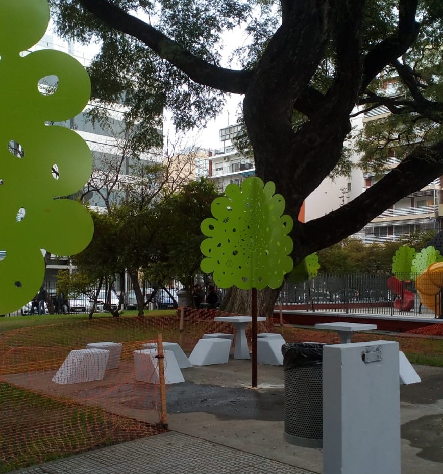 Críticas a los “árboles de metal y el pasto enjaulado” en Plaza Echeverría