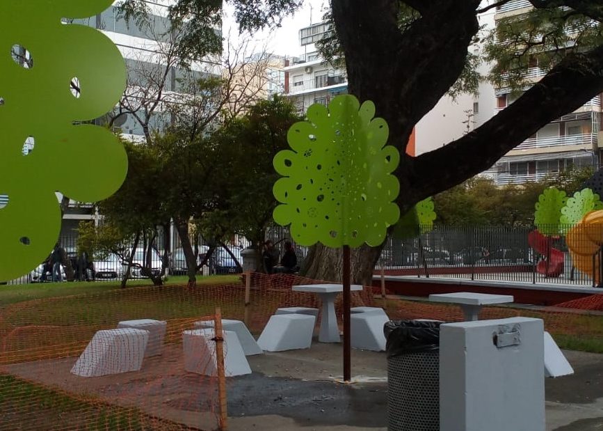 Villa Urquiza: la polémica por los árboles metálicos en Plaza Echeverría llegó a la Legislatura porteña