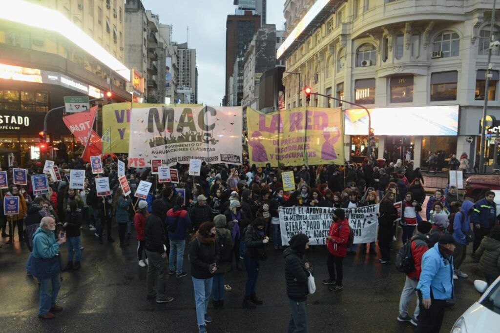 Organizaciones de izquierda protestaron al pie del Obelisco
