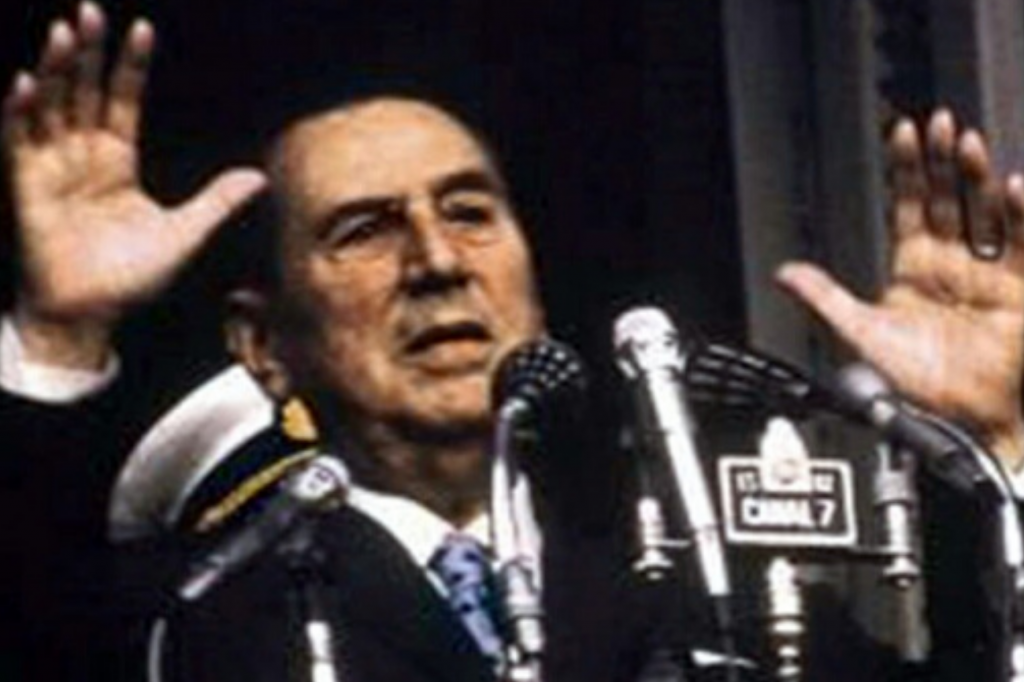 Homenaje a Juan Domingo Perón en la plaza del Barrio Mitre