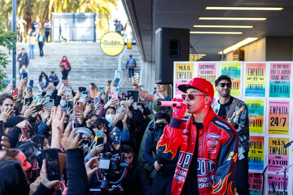 Rusherking deslumbró con un show en el subte
