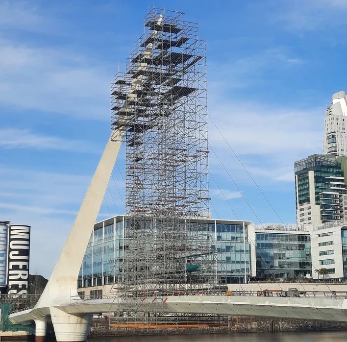 Puerto Madero: montaron andamios de 40 metros para pintar el mástil del Puente de la Mujer