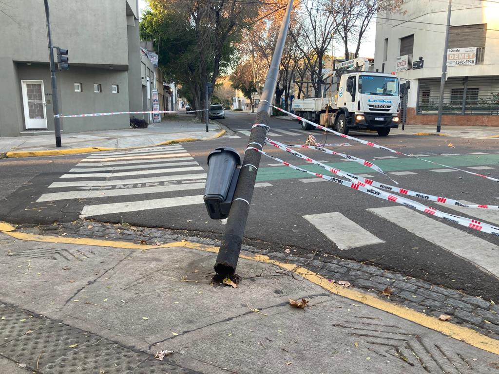 Se cayó un poste de luz en Pedraza y Holmberg y reformaron el sistema de iluminación en la esquina
