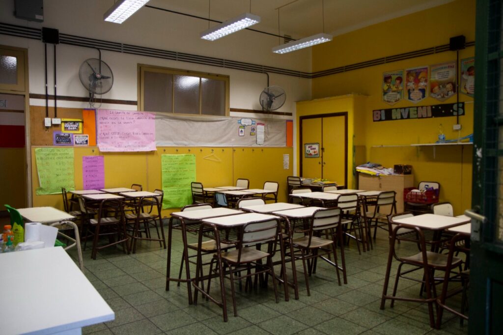 Lenguaje inclusivo: la Justicia convoca a Acuña y las amparistas a una Audiencia por la prohibición en escuelas