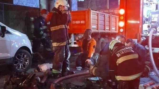 Una mujer murió y hospitalizaron a cuatro personas por un incendio en el Bajo Flores