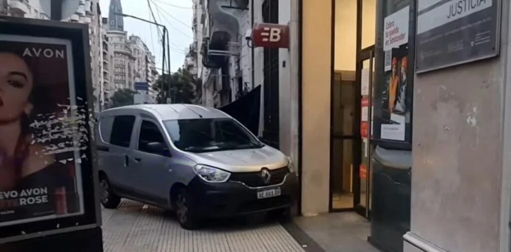 Balvanera: un hombre se desvaneció, subió a la vereda, chocó un banco y murió