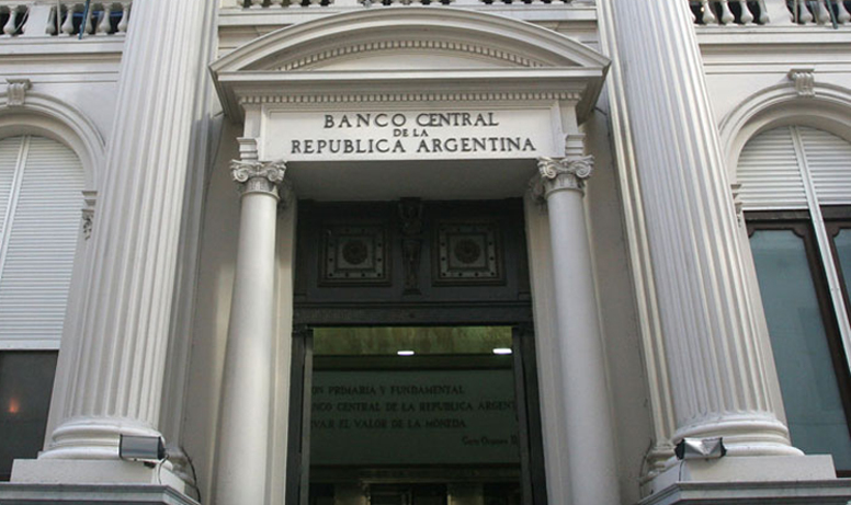 Para capturar dólares de turistas, el Gobierno permite a extranjeros vender al tipo de cambio paralelo