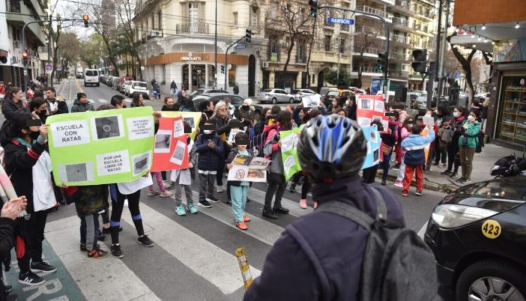En el Ramos Mejía, los alumnos no se hacen la rata… conviven con ellas.