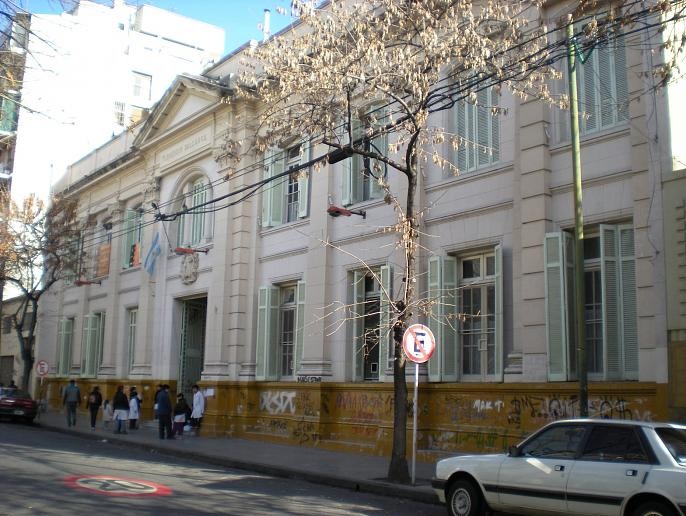 Se cayó un vidrio e hirió a un estudiante en la Escuela Florencio Balcarce de Almagro