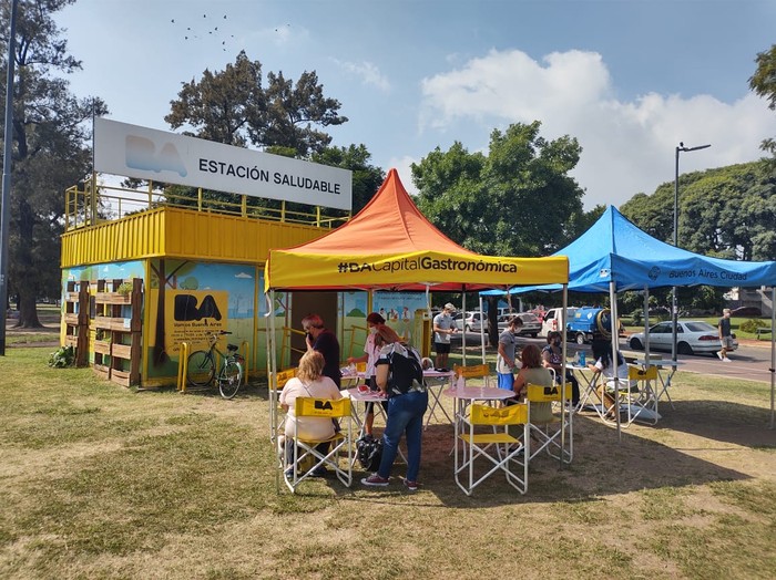 Aplican la vacuna que protege contra la difteria y el tétanos en la Estación Saludable de Parque Saavedra