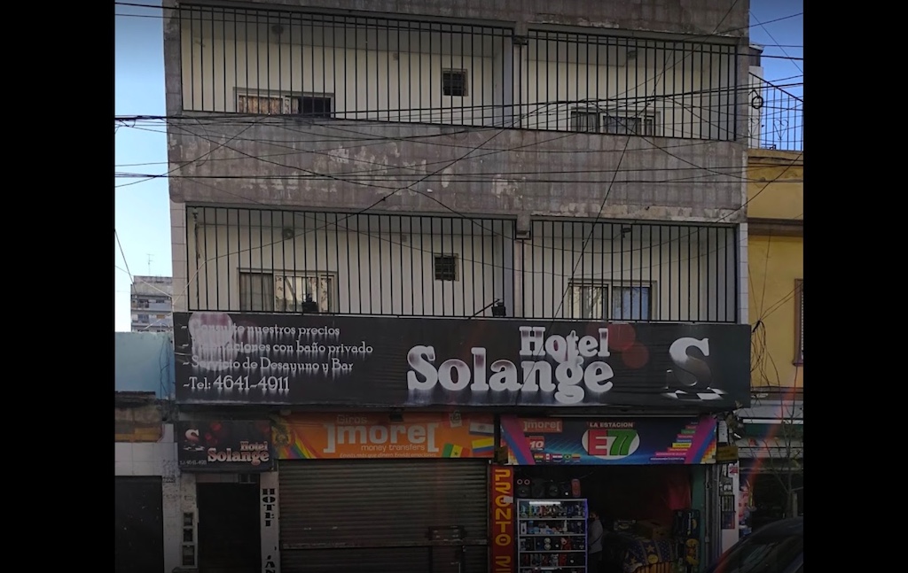 Hallan a un hombre asesinado en la habitación de un hotel en Liniers