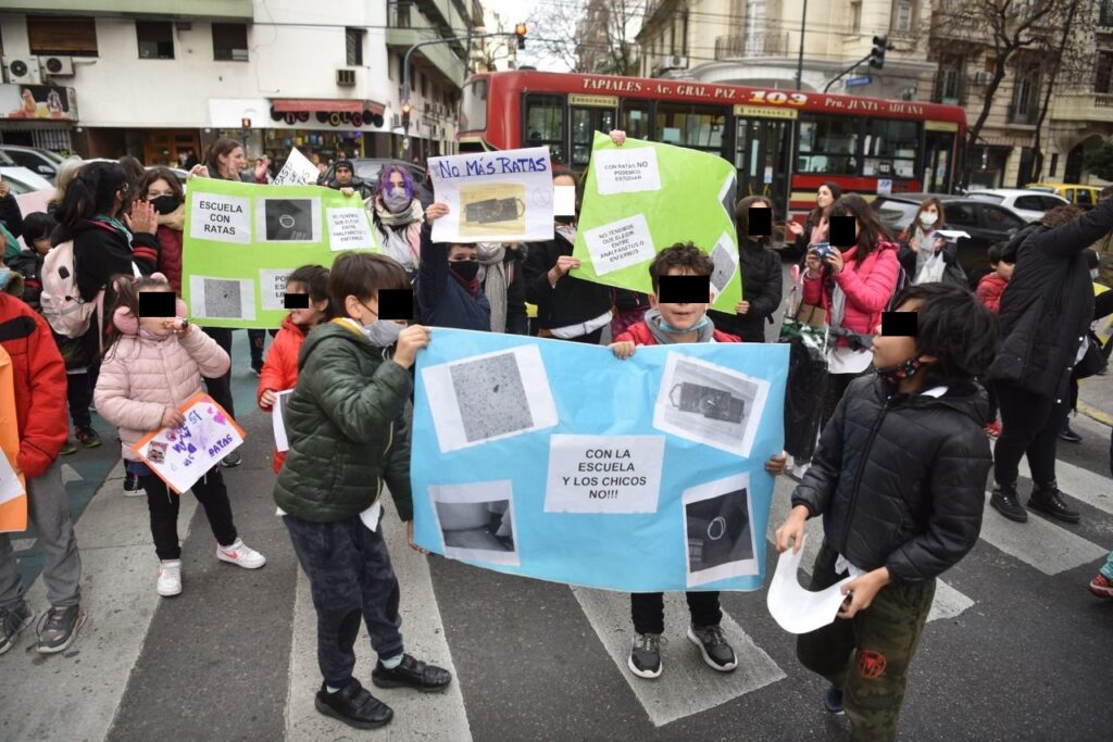 Almagro: el reclamo por las ratas en la Escuela Ramos Mejía llegó a la Legislatura porteña