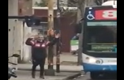 Un hombre armado se atrincheró en un colectivo en Lugano
