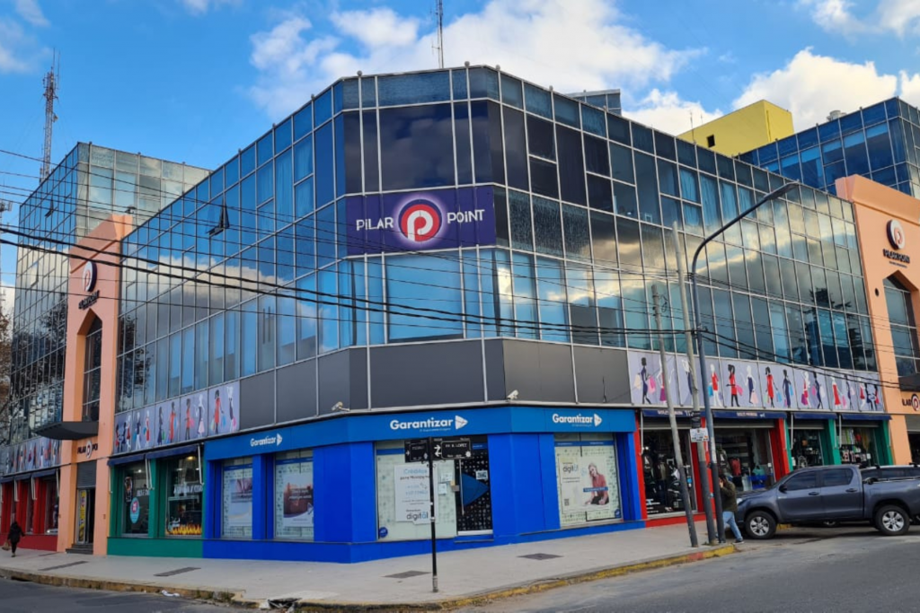 Un delincuente arrojó al vacío a un empleado de limpieza del shopping Pilar Point