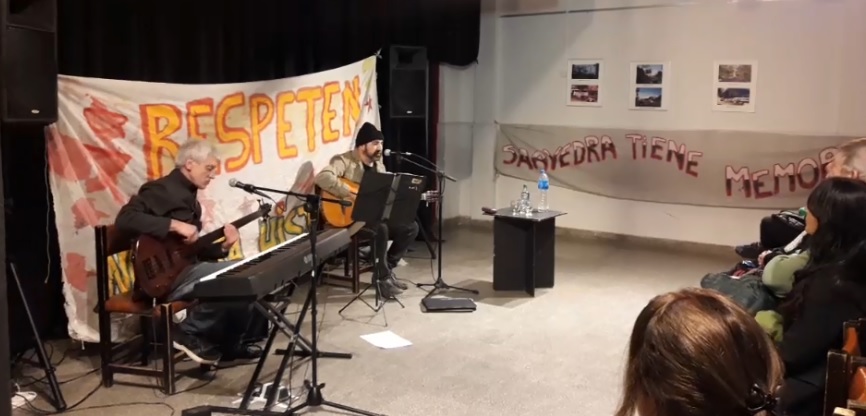 Adrián Abonizio y Sergio Sainz cantaron en la Biblioteca Saavedra en apoyo a la lucha vecinal contra el reservorio