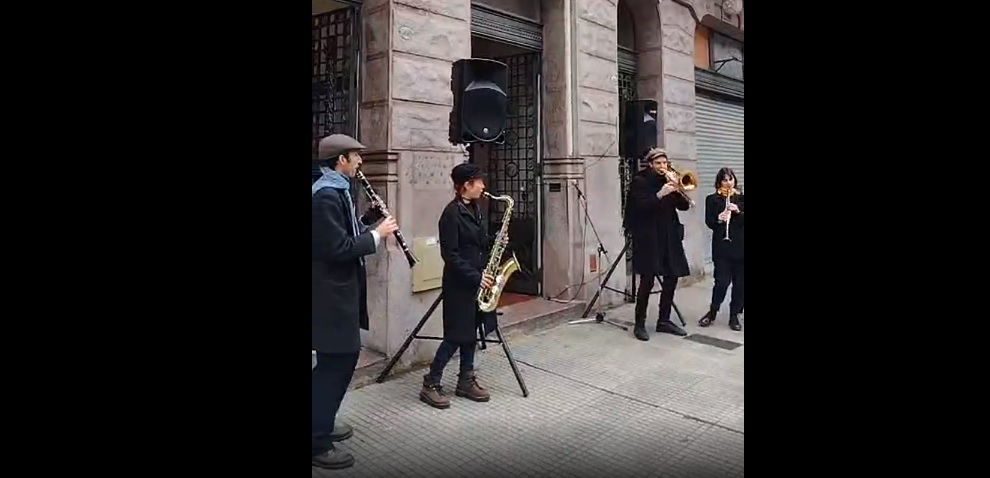 Almagro: con música en la vereda, celebraron la restauración de fachada en la Casa Viacava