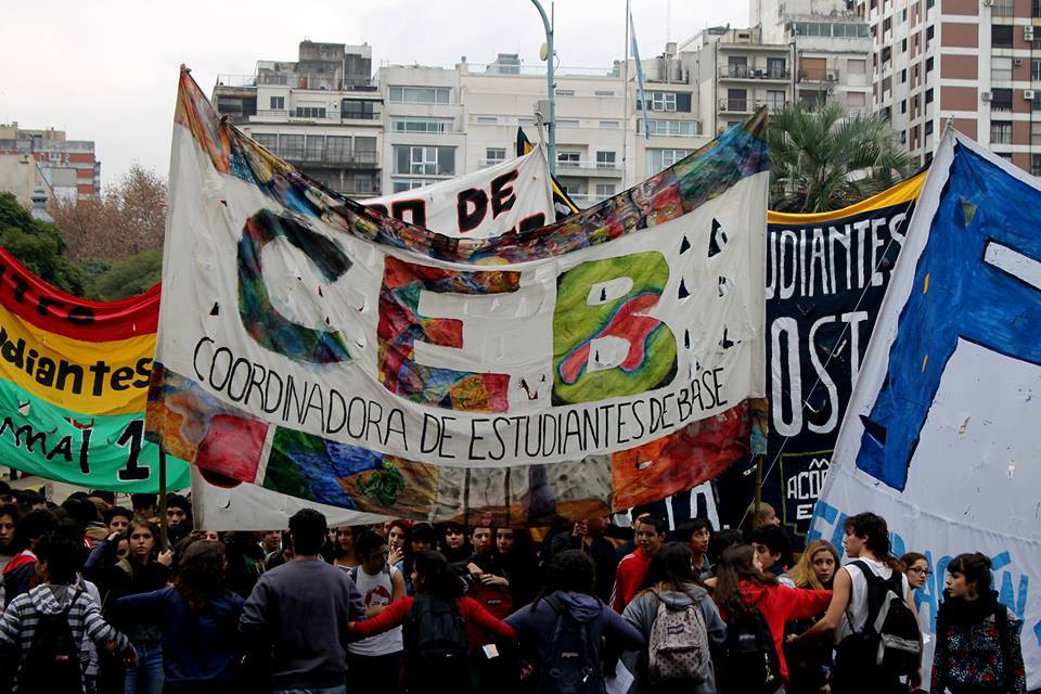 Movilización y sentada de estudiantes en la Jefatura porteña contra las “pasantías laborales” y por mejoras edilicias