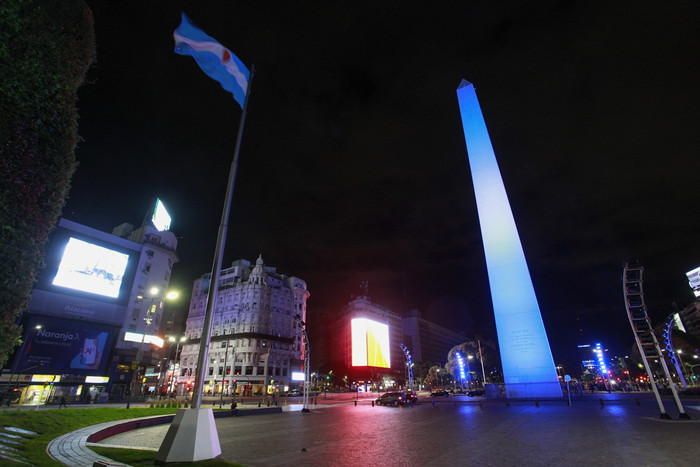 El GCBA ilumina monumentos de celeste y blanco en homenaje a San Martín