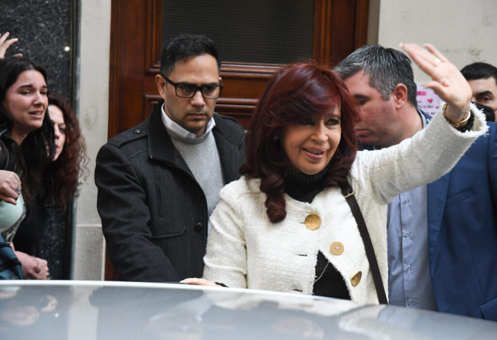 Cristina volvió a saludar a la multitud en el quinto día de vigilia frente a su departamento en Recoleta