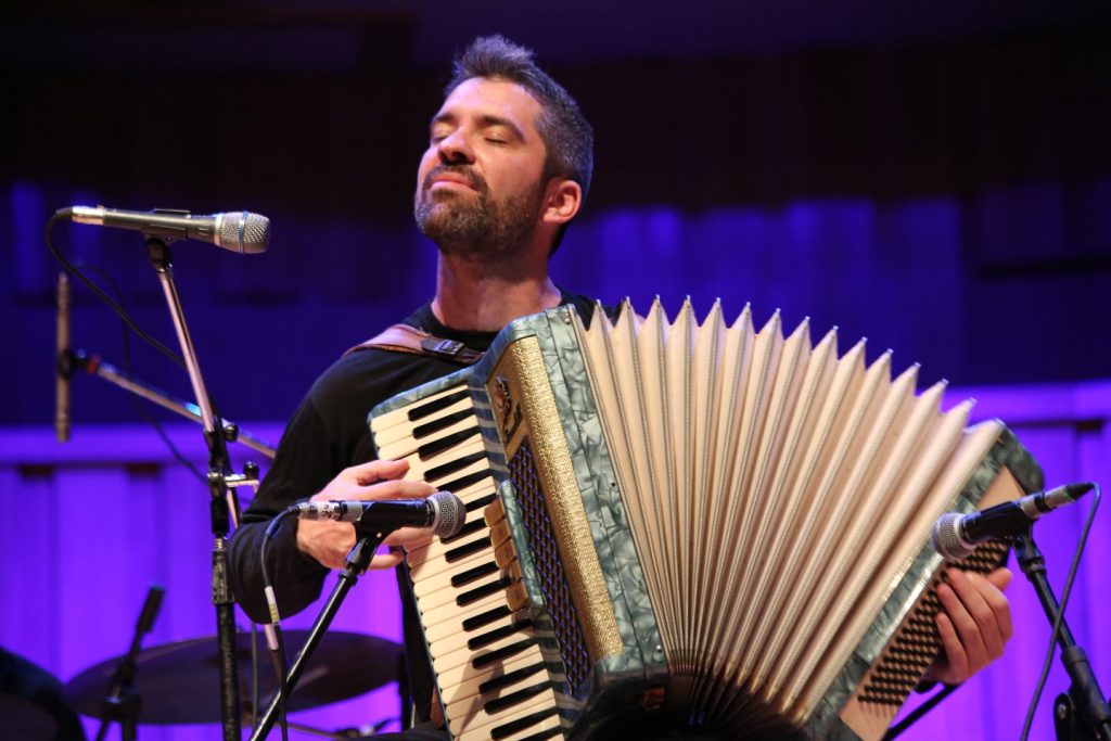 Hernán Crespo y su sexteto presentan en una sala de Villa Urquiza su delicado sonido litoraleño