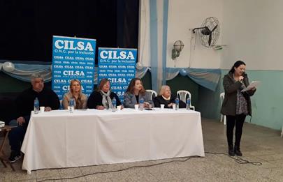 Defensora del pueblo y jefe comunal en entrega de silla de ruedas