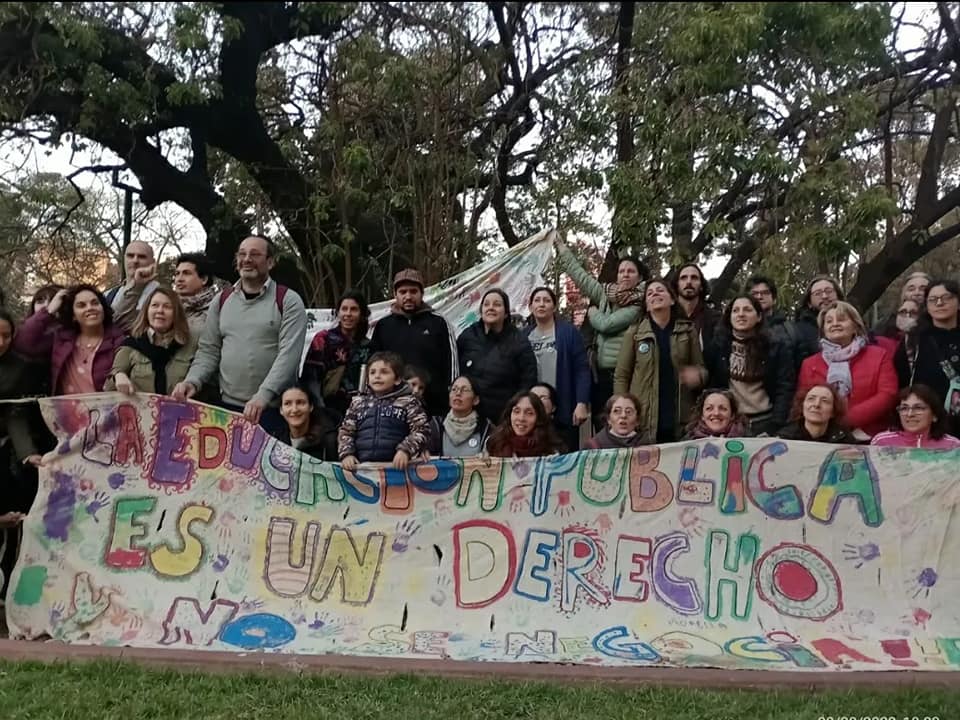 Abrazo a una escuela de Colegiales contra la decisión de transformar las jornadas simples en completas