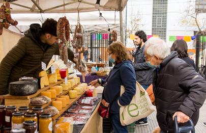 “Sabe la Tierra”, la feria que recorre plazas y parques llega a Barracas