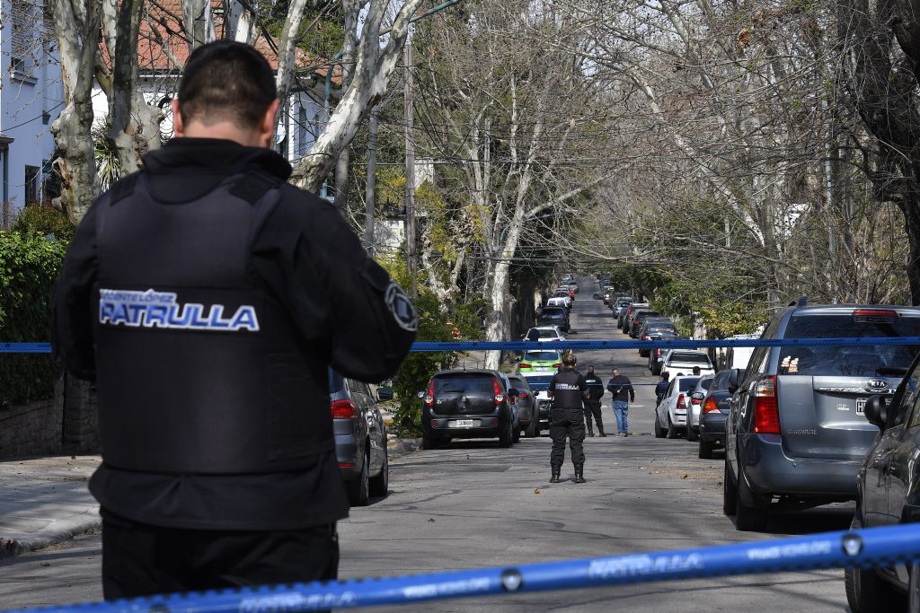 Horror en Vicente López: una pareja de jubilados fueron asesinados y hallados dentro de un auto en una casa