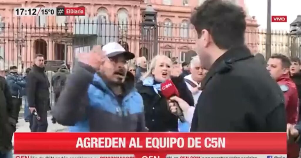 Libertarios agredieron a un periodista de C5N frente a Casa Rosada: dos detenidos