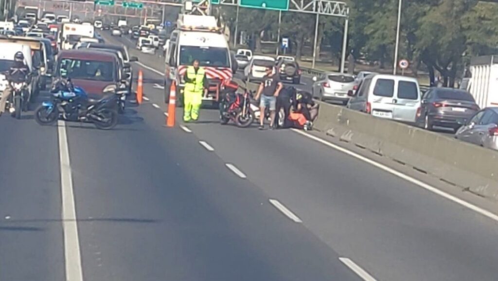 Dos heridos tras el choque de una moto y dos autos en General Paz y Balbín
