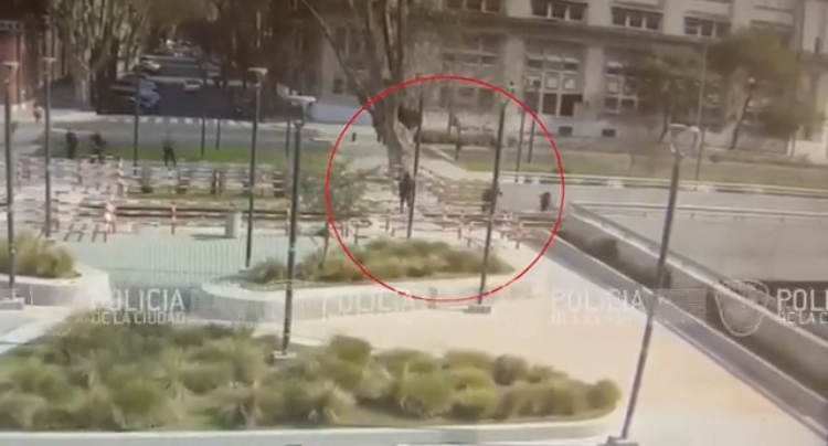 Detienen a un jamaiquino que atacaba con un cuhillo a adolescentes en Puerto Madero