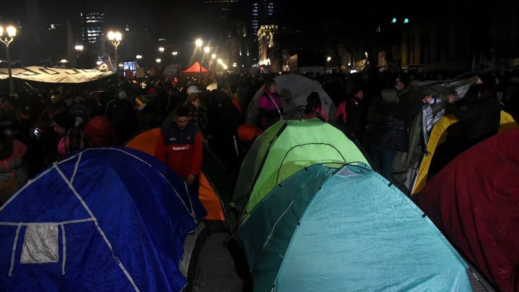 Los piqueteros pasaron la noche en Plaza de Mayo y continúan el acampe