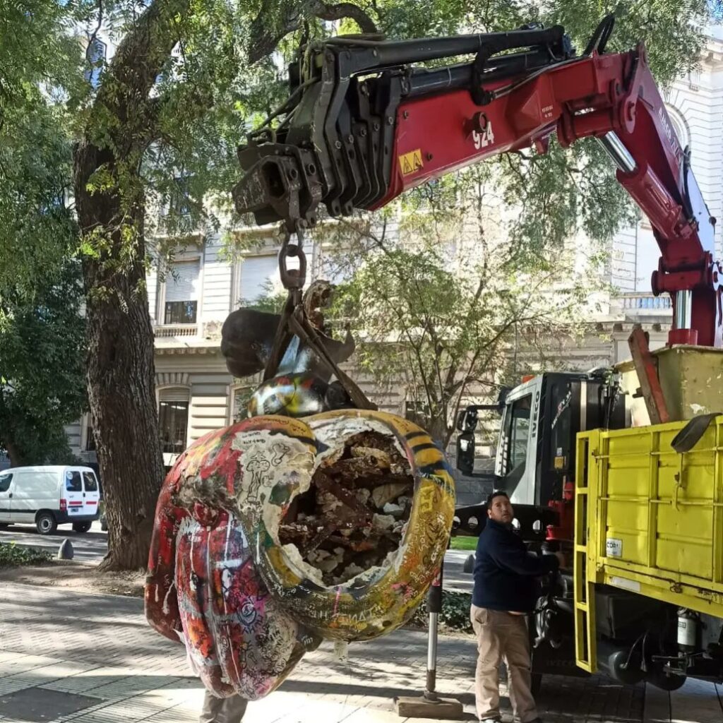 El GCBA removió la estatua de Gaturro para “trabajar en su restauración”