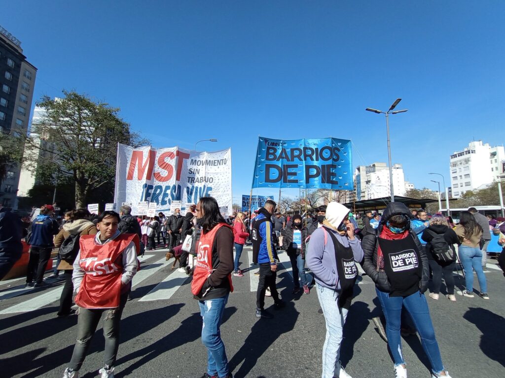 Movilización y permanencia de Unidad Piquetera en Plaza de Mayo por un bono de $20.000 y una reunión con Massa