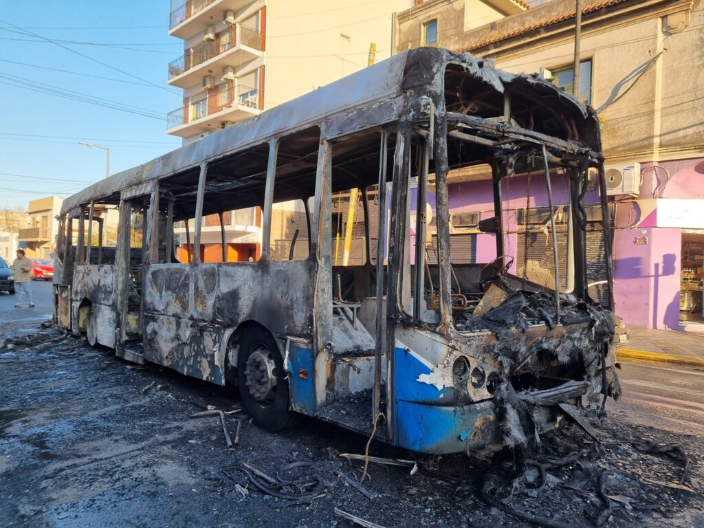 Villa del Parque: explotó un colectivo y afectó a varios vehículos y frentes de viviendas