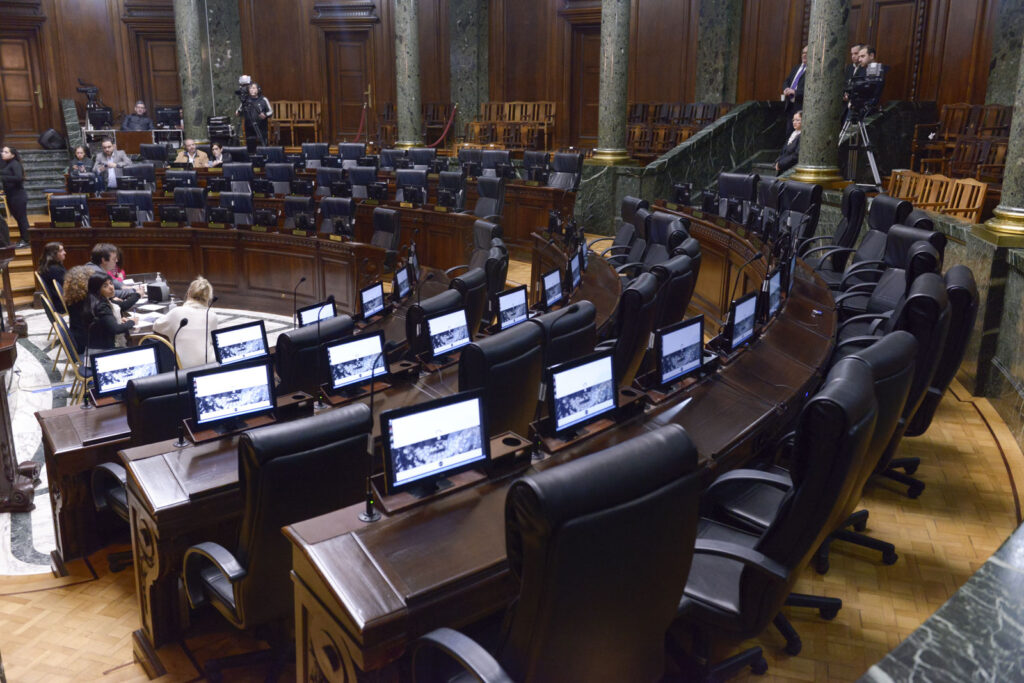 Enojo entre liberales porque Republicanos Unidos no bajó a la sesión especial por las grúas